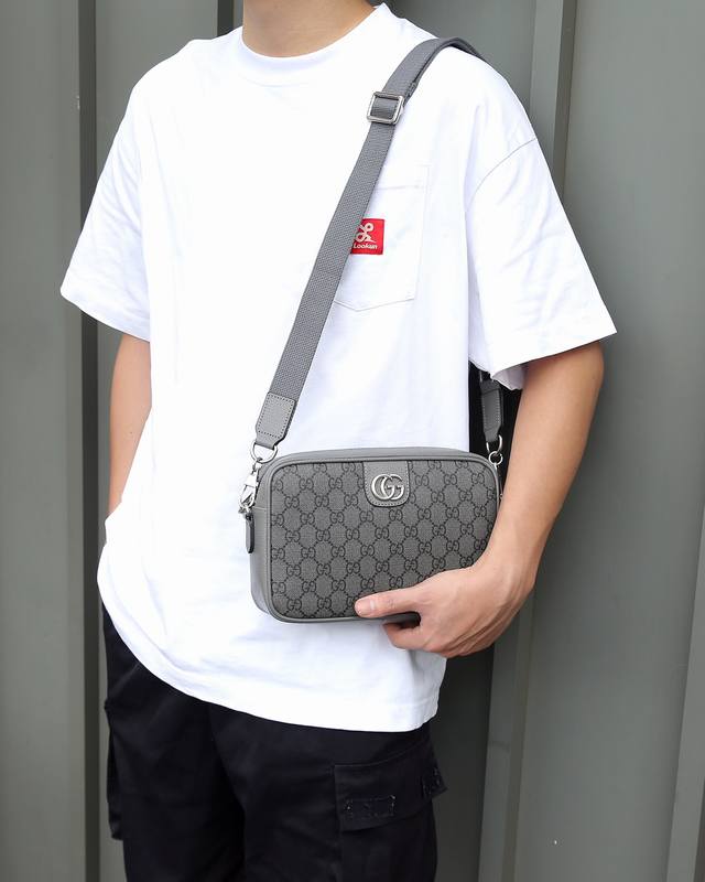 所见即所得 P，款号Fh一5045，最新，最火爆，最多功能，最实用的一款男式时尚包，内格有拉链，有多个卡位，收纳空间足够，设计闭合开口处宽，方便收纳物件，一款能