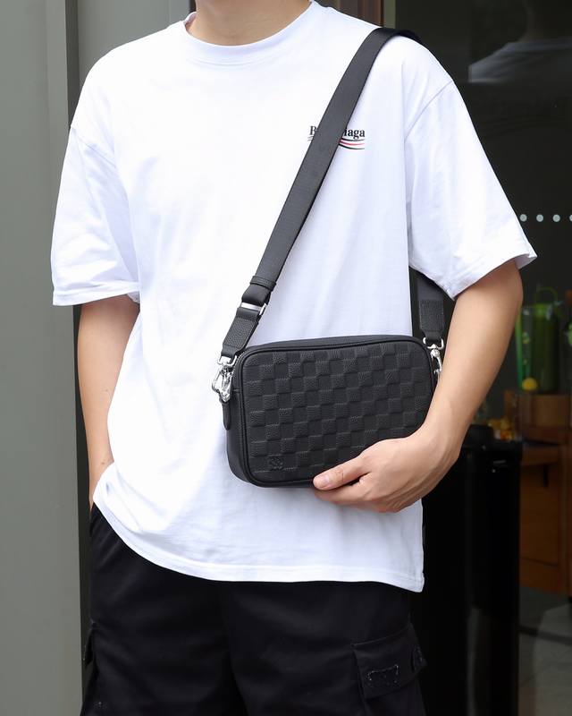 所见即所得 P，款号Fh一5013，最新，最火爆，最多功能，最实用的一款男式时尚包，内格有拉链，有多个卡位，收纳空间足够，设计闭合开口处宽，方便收纳物件，一款能