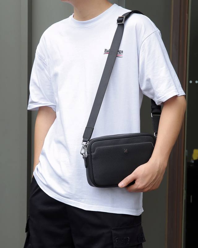 所见即所得 P，款号Fh一5043，最新，最火爆，最多功能，最实用的一款男式时尚包，内格有拉链，有多个卡位，收纳空间足够，设计闭合开口处宽，方便收纳物件，一款能