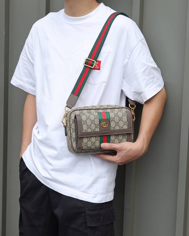 所见即所得 P，款号Fh一5053，最新，最火爆，最多功能，最实用的一款男式时尚包，内格有拉链，有多个卡位，收纳空间足够，设计闭合开口处宽，方便收纳物件，一款能