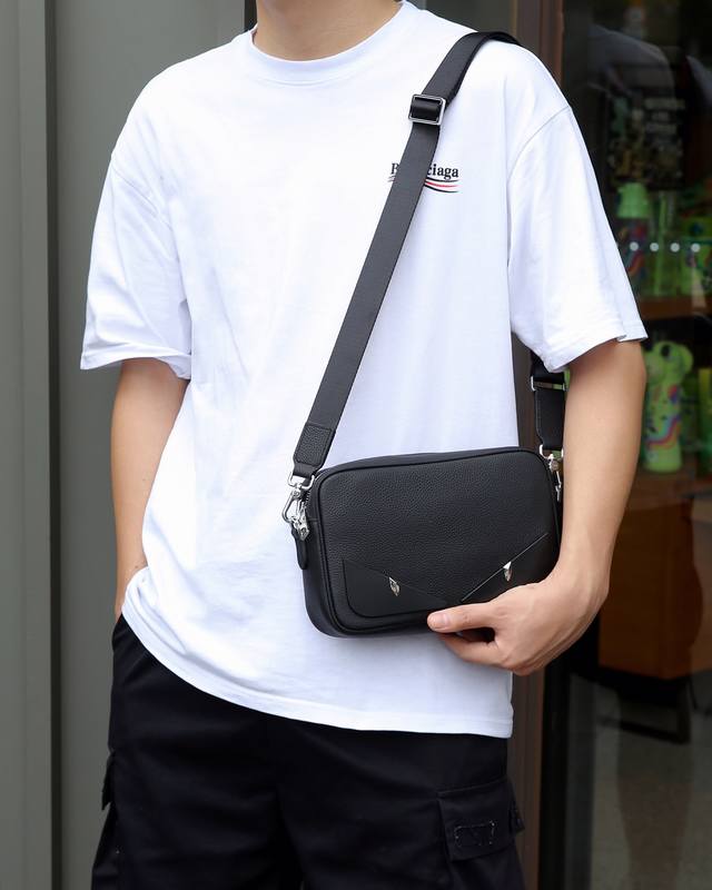 所见即所得 P，款号Fh一5037，最新，最火爆，最多功能，最实用的一款男式时尚包，内格有拉链，有多个卡位，收纳空间足够，设计闭合开口处宽，方便收纳物件，一款能