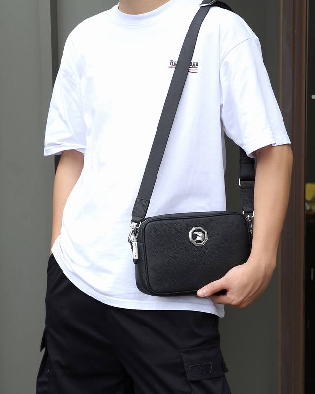 所见即所得 P，款号Fh一5034，最新，最火爆，最多功能，最实用的一款男式时尚包，内格有拉链，有多个卡位，收纳空间足够，设计闭合开口处宽，方便收纳物件，一款能