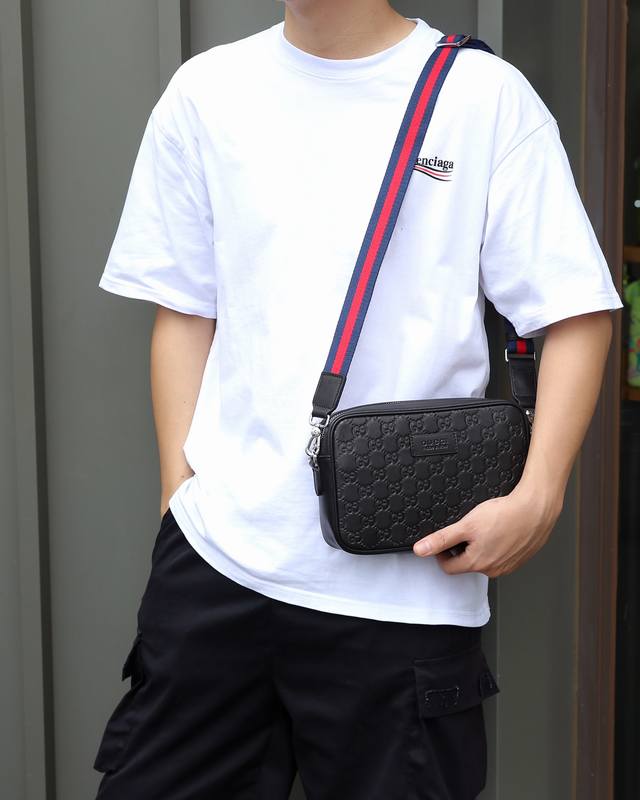 所见即所得 P，款号Fh一5010，最新，最火爆，最多功能，最实用的一款男式时尚包，内格有拉链，有多个卡位，收纳空间足够，设计闭合开口处宽，方便收纳物件，一款能