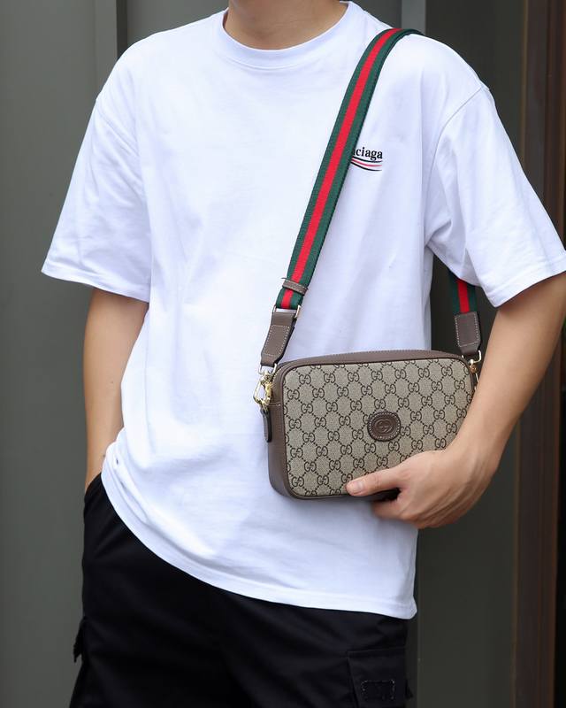 所见即所得 P，款号Fh一5001，最新，最火爆，最多功能，最实用的一款男式时尚包，内格有拉链，有多个卡位，收纳空间足够，设计闭合开口处宽，方便收纳物件，一款能