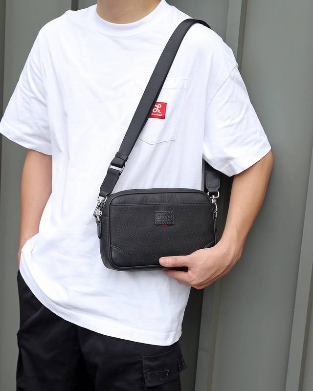 所见即所得 P，款号Fh一5049，最新，最火爆，最多功能，最实用的一款男式时尚包，内格有拉链，有多个卡位，收纳空间足够，设计闭合开口处宽，方便收纳物件，一款能