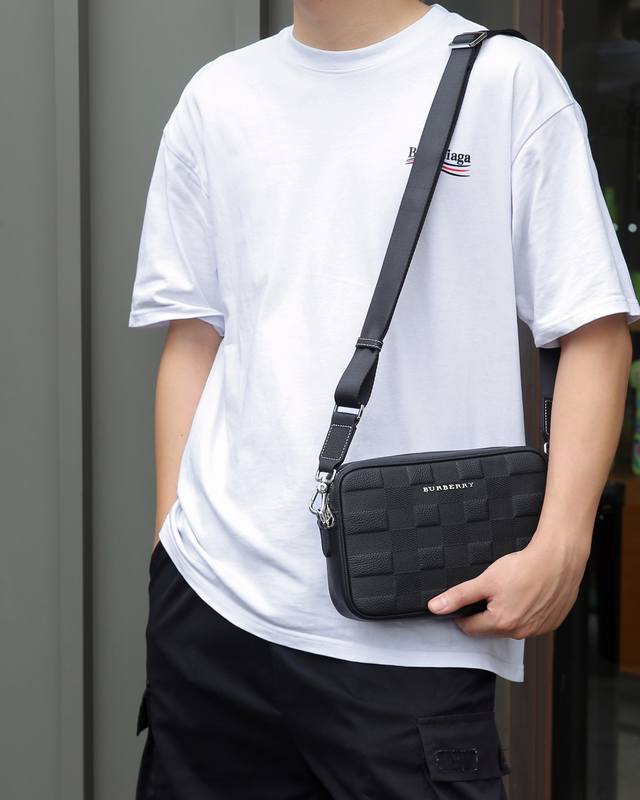 所见即所得 P，款号Fh一5024，最新，最火爆，最多功能，最实用的一款男式时尚包，内格有拉链，有多个卡位，收纳空间足够，设计闭合开口处宽，方便收纳物件，一款能