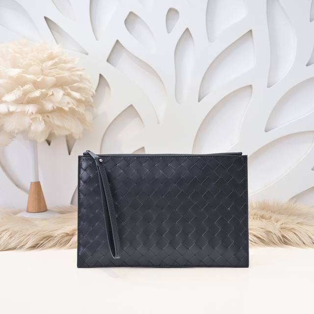 Bv-最新款男士手包原单品质 官网同步 宽编条 采用顶级打腊胎牛皮 手感超赞 专柜原装五金 独特的设计风格 完美至极 细节做工精致 大气中有内涵 高端上档次 高