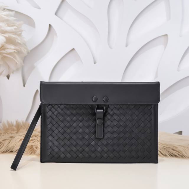 Bv-最新款男士手拿包原单品质 官网同步 采用顶级打腊胎牛皮 手感超赞 专柜原装五金 独特的设计风格 完美至极 细节做工精致 大气中有内涵 高端上档次 高品质尺