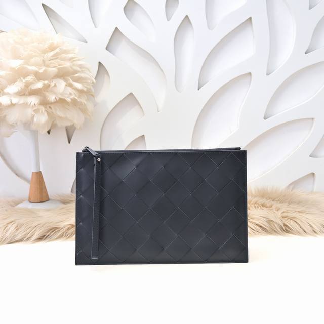 Bv-最新款男士手拿包原单品质 官网同步 采用顶级打腊胎牛皮 手感超赞 专柜原装五金 独特的设计风格 完美至极 细节做工精致 大气中有内涵 高端上档次 高品质尺