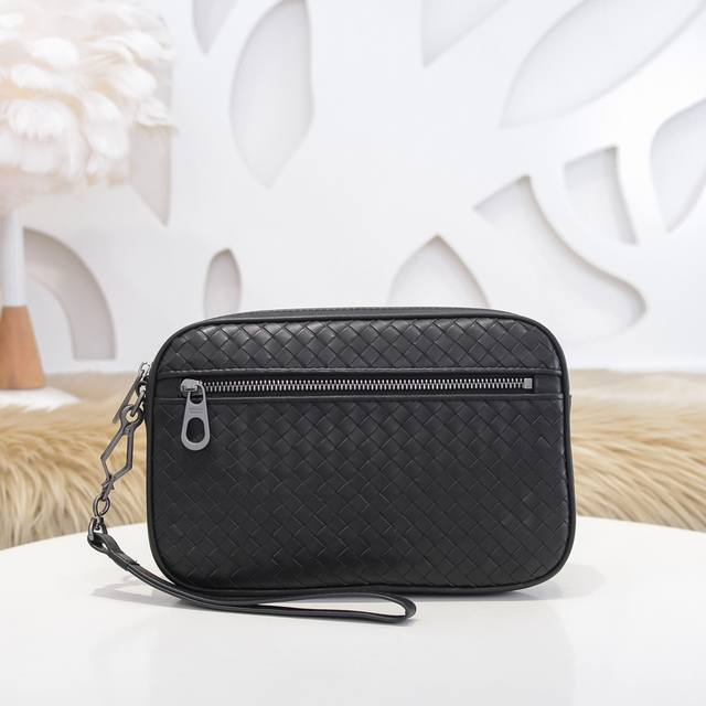 Bv-最新款男士手包原单品质 官网同步 采用顶级打腊胎牛皮 手感超赞 专柜原装五金 独特的设计风格 完美至极 细节做工精致 大气中有内涵 高端上档次 高品质尺寸