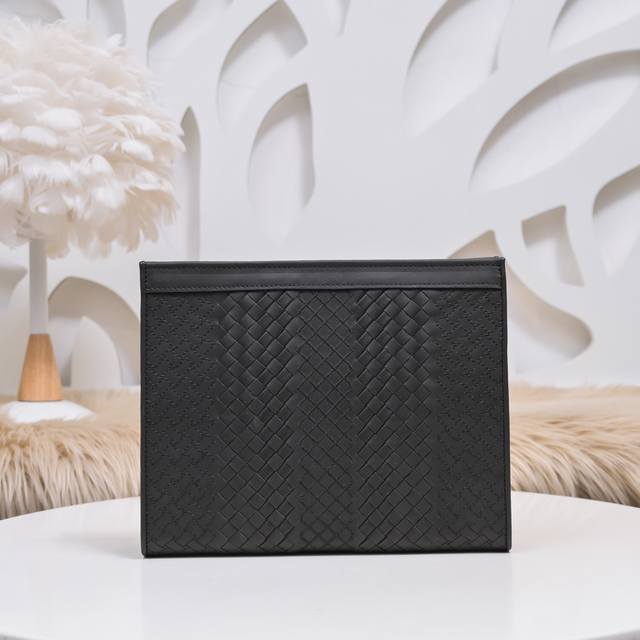 Bv-最新款男士手拿包原单品质 官网同步 采用顶级打腊胎牛皮 手感超赞 专柜原装五金 独特的设计风格 完美至极 细节做工精致 大气中有内涵 高端上档次 高品质尺