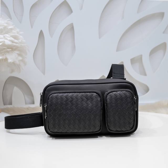 Bv-最新款男士胸包原单品质 官网同步 采用顶级打腊胎牛皮 手感超赞 专柜原装五金 独特的设计风格 完美至极 细节做工精致 大气中有内涵 高端上档次 高品质尺寸 Bv-最新款男士胸包原单品质 官网同步 采用顶级打腊胎牛皮 手感超赞 专柜原装五金 独特的设计风格 完美至极 细节做工精致 大气中有内涵 高端上档次 高品质尺寸