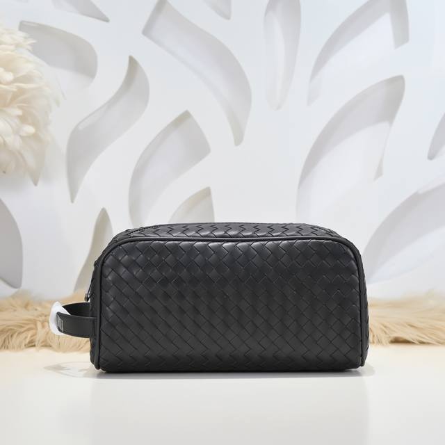 Bv-最新款男士手拿包原单品质 官网同步 采用顶级打腊胎牛皮 手感超赞 专柜原装五金 独特的设计风格 完美至极 细节做工精致 大气中有内涵 高端上档次 高品质尺