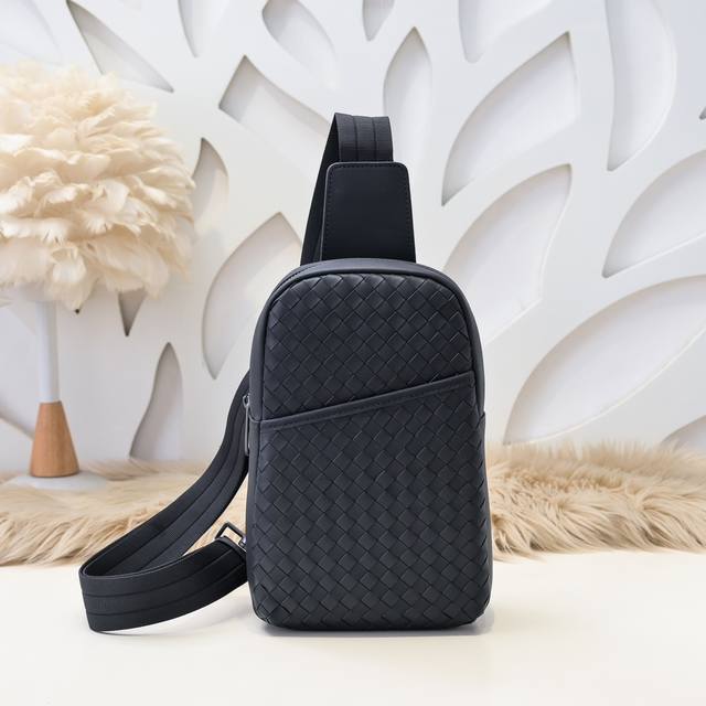 Bv-最新款男士胸包原单品质 官网同步 采用顶级打腊胎牛皮 手感超赞 专柜原装五金 独特的设计风格 完美至极 细节做工精致 大气中有内涵 高端上档次 高品质尺寸