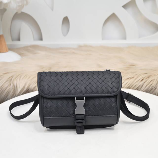 Bv-最新款男士单肩包 胸包原单品质 官网同步 采用顶级打腊胎牛皮 手感超赞 专柜原装五金 独特的设计风格 完美至极 细节做工精致 大气中有内涵 高端上档次 高