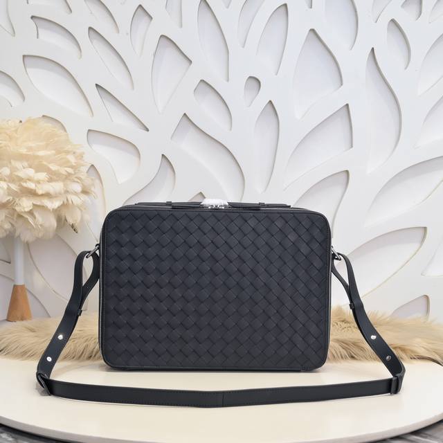 Bv-最新款男士斜挎包原单品质 官网同步 采用顶级打腊胎牛皮 手感超赞 专柜原装五金 独特的设计风格 完美至极 细节做工精致 大气中有内涵 高端上档次 高品质尺 Bv-最新款男士斜挎包原单品质 官网同步 采用顶级打腊胎牛皮 手感超赞 专柜原装五金 独特的设计风格 完美至极 细节做工精致 大气中有内涵 高端上档次 高品质尺