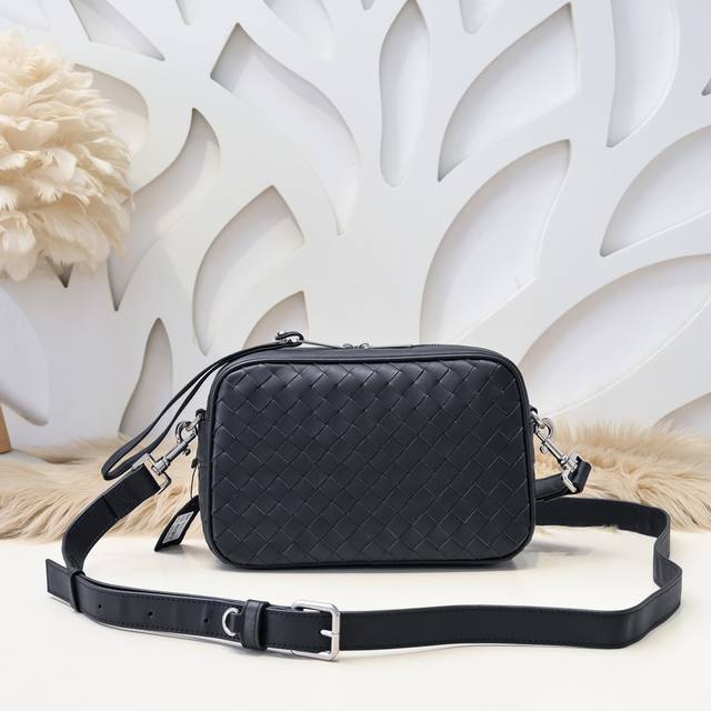 Bv-最新款男士斜挎包原单品质 官网同步 采用顶级打腊胎牛皮 手感超赞 专柜原装五金 独特的设计风格 完美至极 细节做工精致 大气中有内涵 高端上档次 高品质尺