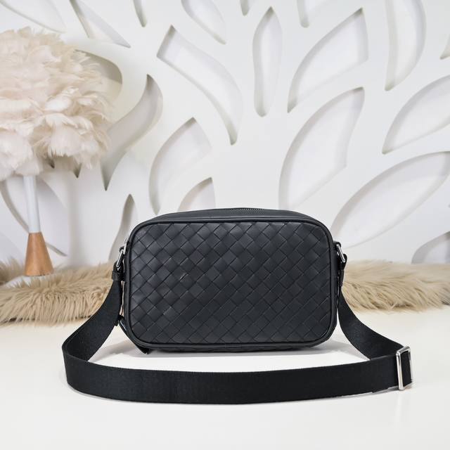 Bv-最新款男士单肩包 斜挎包原单品质 官网同步 采用顶级打腊胎牛皮 手感超赞 专柜原装五金 独特的设计风格 完美至极 细节做工精致 大气中有内涵 高端上档次