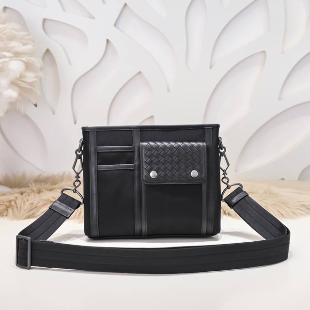 Bv-最新款男士小斜挎包原单品质 官网同步 采用顶级打腊胎牛皮 手感超赞 专柜原装五金 独特的设计风格 完美至极 细节做工精致 大气中有内涵 高端上档次 高品质