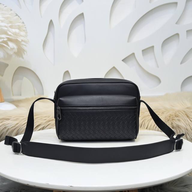 Bv-最新款男士斜挎包 邮差包原单品质 官网同步 采用顶级打腊胎牛皮 手感超赞 专柜原装五金 独特的设计风格 完美至极 细节做工精致 大气中有内涵 高端上档次