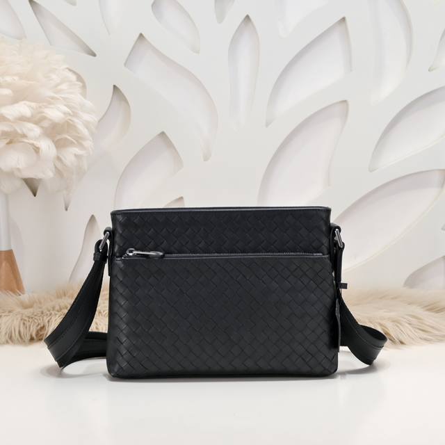 Bv-最新款男士斜挎包原单品质 官网同步 采用顶级打腊胎牛皮 手感超赞 专柜原装五金 独特的设计风格 完美至极 细节做工精致 大气中有内涵 高端上档次 高品质尺