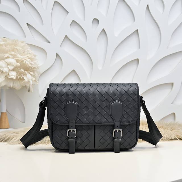 Bv-最新款男士斜挎包原单品质 官网同步 采用顶级打腊胎牛皮 手感超赞 专柜原装五金 独特的设计风格 完美至极 细节做工精致 大气中有内涵 高端上档次 高品质尺