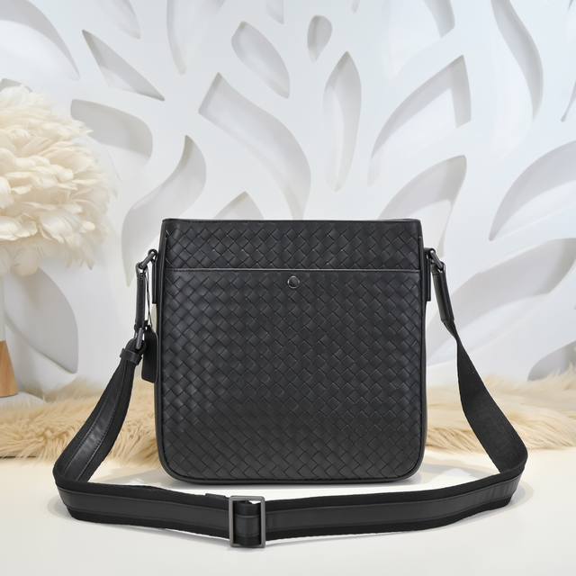 Bv-最新款男士斜挎包原单品质 官网同步 采用顶级打腊胎牛皮 手感超赞 专柜原装五金 独特的设计风格 完美至极 细节做工精致 大气中有内涵 高端上档次 高品质尺