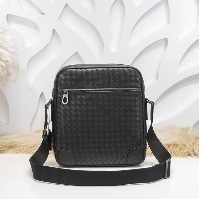 Bv-最新款男士斜挎包原单品质 官网同步 采用顶级打腊胎牛皮 手感超赞 专柜原装五金 独特的设计风格 完美至极 细节做工精致 大气中有内涵 高端上档次 高品质尺