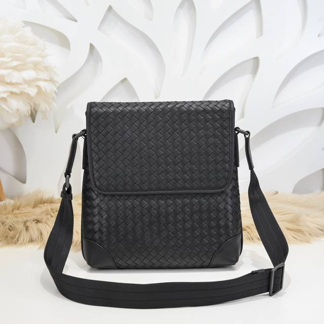 Bv-最新款男士斜挎包原单品质 官网同步 采用顶级打腊胎牛皮 手感超赞 专柜原装五金 独特的设计风格 完美至极 细节做工精致 大气中有内涵 高端上档次 高品质尺