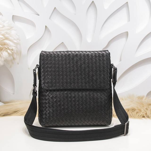 Bv-最新款男士斜挎包原单品质 官网同步 采用顶级打腊胎牛皮 手感超赞 专柜原装五金 独特的设计风格 完美至极 细节做工精致 大气中有内涵 高端上档次 高品质尺