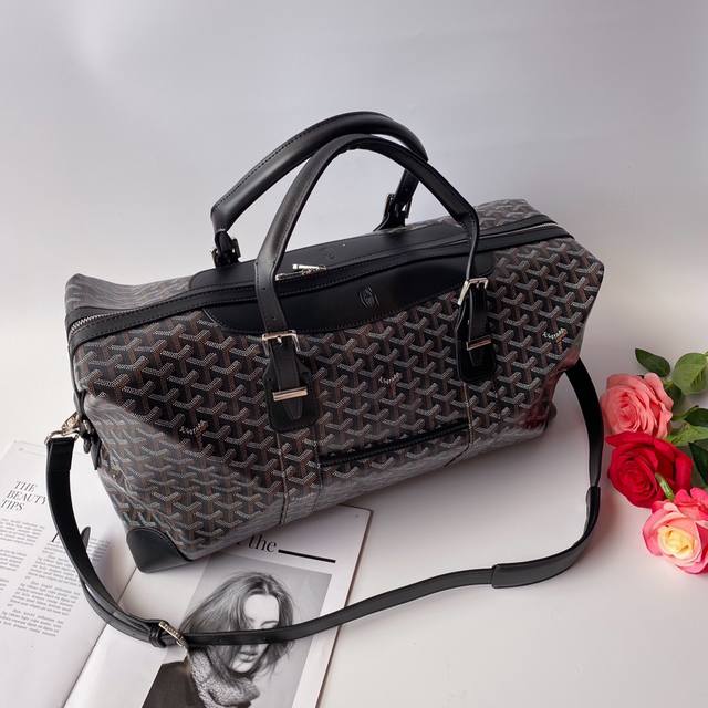 G0Yard 戈雅 成立于1853年，已超过150年的历史，Goyard 高雅旅行包，便携随身携带，轻便 耐磨材质，标志性的细节处理也彰显了品牌历史，160年来