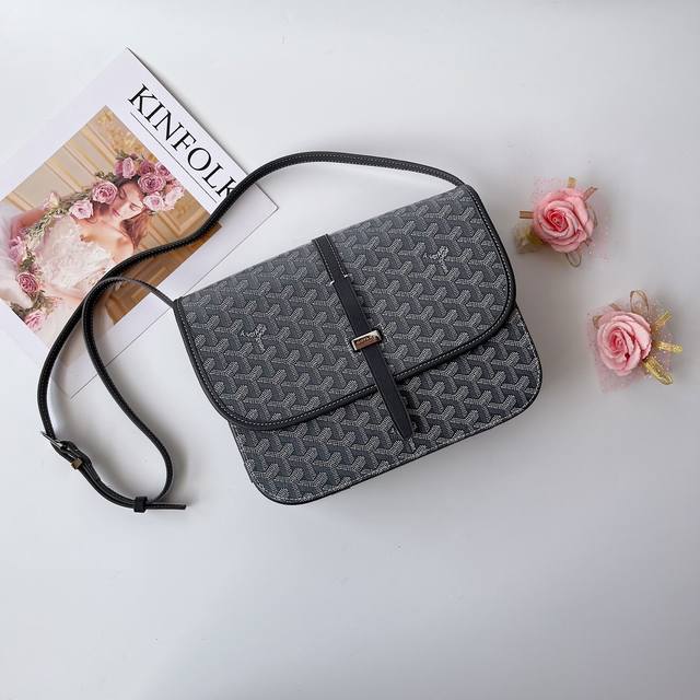 BelvéDèRe 包最经典的特质：简约优雅，轻便实用。单狭带扣流畅地穿过金属环，开关自如；皮质镶边以线条的方式凸显出包身轮廓，翻盖的皮质内衬亦使包的廓形更为立