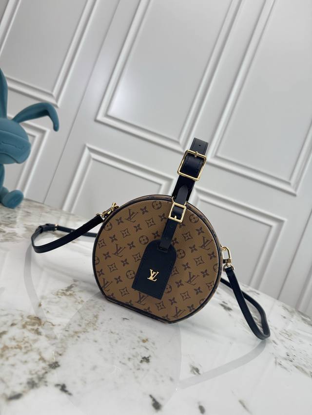 独家背景 动态芯片 顶级原单 N43510 黄花M43514 黄皮 M43514 白皮 经典的路易威登帽盒摇身变为此款风格可爱的随身小袋。小巧而实用 可放置一台