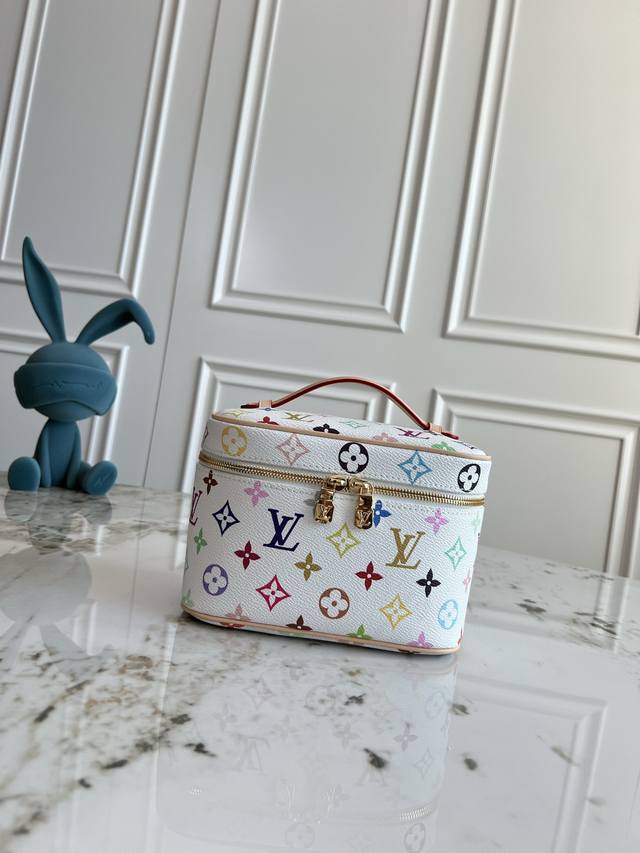 顶级原单 出厂价P M13747黑 白彩 M44495 163C01变码本款 Nice Nano 化妆包出自路易威登 X 村上隆再版系列，选用缤纷 Monogr