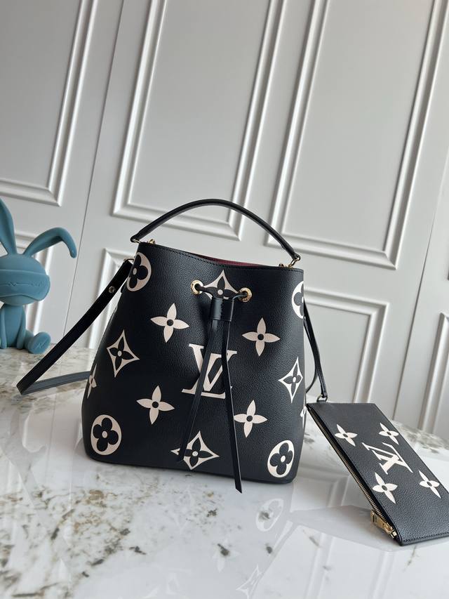 顶级原单 独家实拍 M45555卡其丝印 M45497黑色丝印 顶级原单 本款 NéOnoé 中号水桶包为压纹皮革铺陈超大 Monogram 印花,搭配抽绳和粘 顶级原单 独家实拍 M45555卡其丝印 M45497黑色丝印 顶级原单 本款 NéOnoé 中号水桶包为压纹皮革铺陈超大 Monogram 印花,搭配抽绳和粘