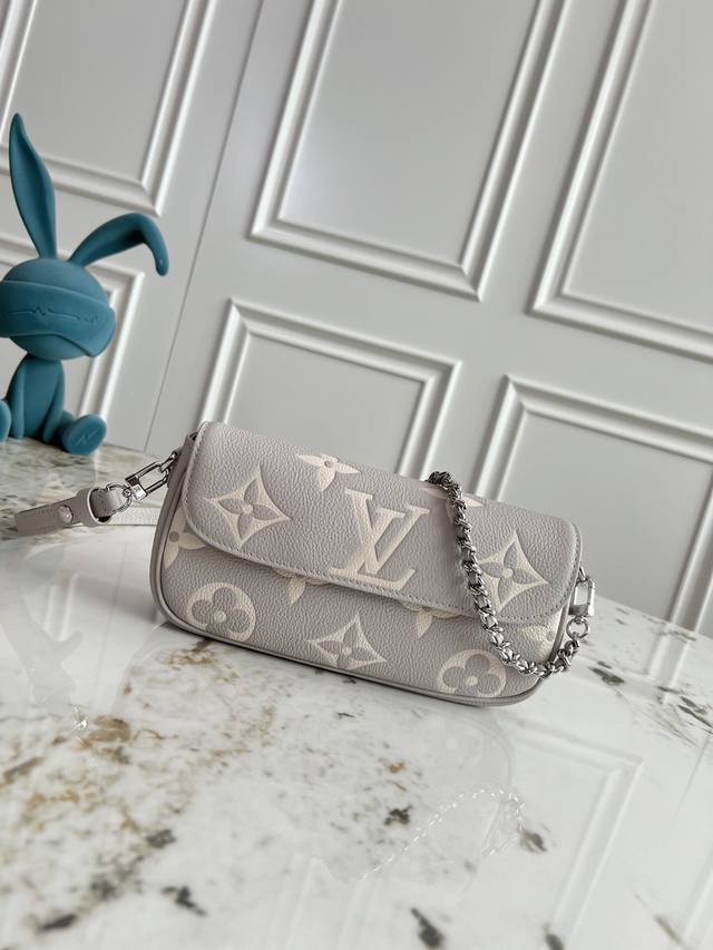 顶级原单M14255本款 Wallet On Chain Ivy 手袋取材品牌经典 Monogram Empreinte 皮革，以摩登雅致双色调回归新季。莹泽金