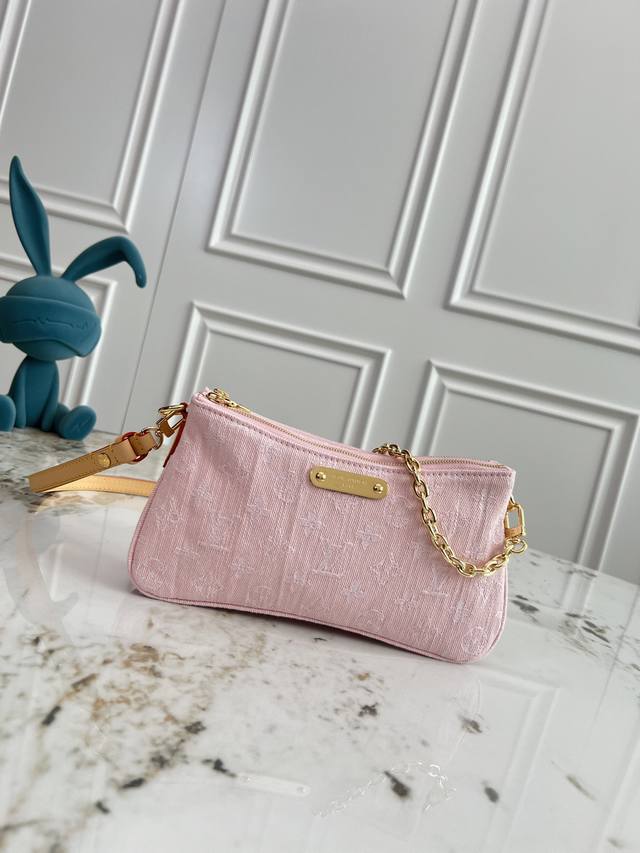 顶级原单M14159本款 Liv Pochette 手袋以淡雅 Monogram Denim 面料营造复古格调，彰显新季巧思，可舒适携于腋下。耀目链条和可调节肩