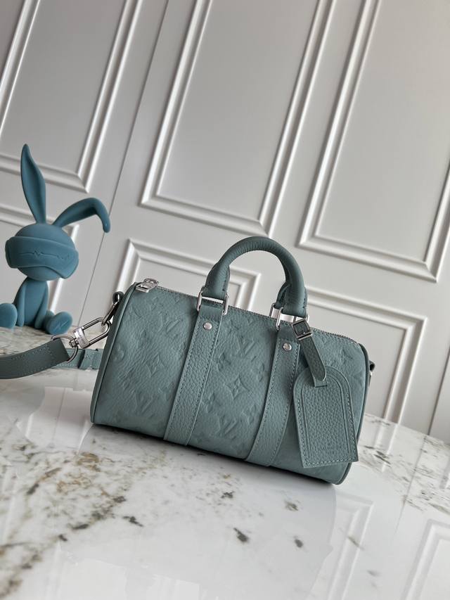 顶级原单头层牛皮163动态芯片M13866 這款Keepall BandoulièRe 25以Taurillon粒面皮革打造，並綴以低調的Monogram壓花圖