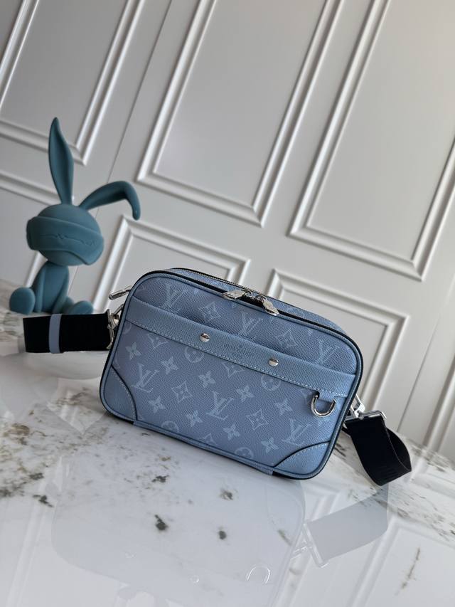 独家背景 动态芯片 顶级原单 M14073 本款 Alpha 邮差包为 Taga 牛皮革和 Monogram 涂层帆布渲染明亮色调，以精巧设计为都市出行再添摩登