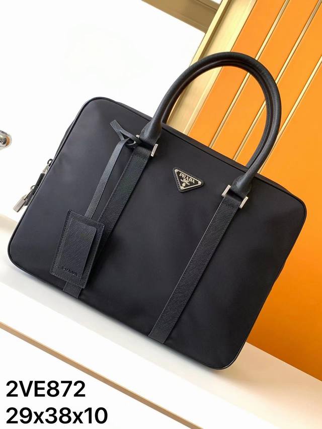公文包原单：2Ve872#顶级原单货普拉专柜最新款，全钢密码锁，高端大气，时尚有品味，防水布配头层牛皮，质感高端大气，超级实用，专柜高清最新Logo伍金配件。尺
