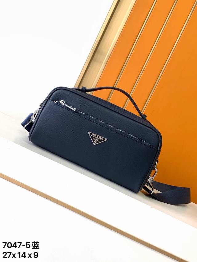 斜挎兼手包型号：7047-5#蓝色顶级原版货普拉达专柜最新款，双用型，配有肩带和手包手挽带，高端大气，时尚有品味，最新顶级专柜西班牙纹皮，光泽好上档次，高纤维布
