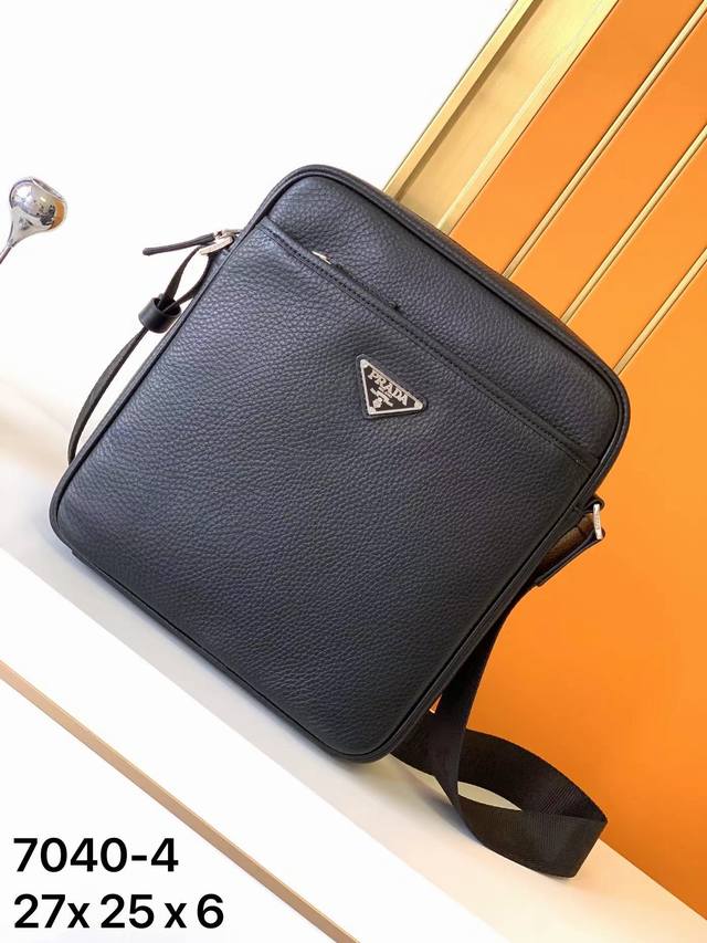 斜挂包型号，7040-4#顶级原单货普拉专柜最新款，高端大气，时尚有品味，最新顶级专柜自然繂鹿皮，手感柔软厚度足耐磨性好，超级实用，专柜高清刻印Logo伍金配件