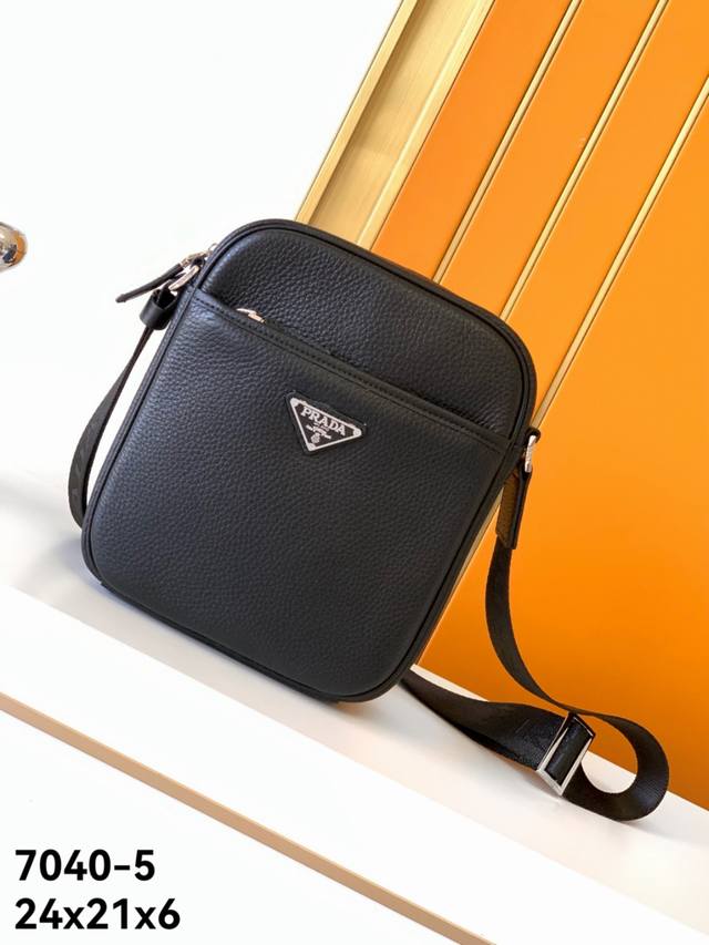 斜挂包型号，7040-5#顶级原单货普拉专柜最新款，高端大气，时尚有品味，最新顶级专柜自然繂鹿皮，手感柔软厚度足耐磨性好，超级实用，专柜高清刻印Logo伍金配件
