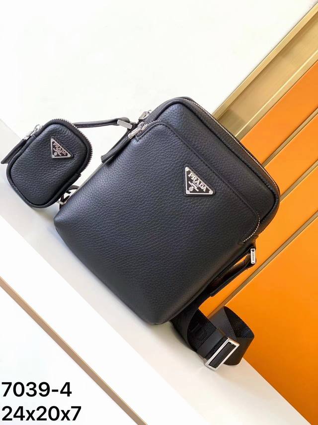 斜挂包型号，7039-4#顶级原单货普拉专柜最新款，高端大气，时尚有品味，最新顶级专柜自然繂鹿皮，手感柔软厚度足耐磨性好，超级实用，专柜高清刻印Logo伍金配件