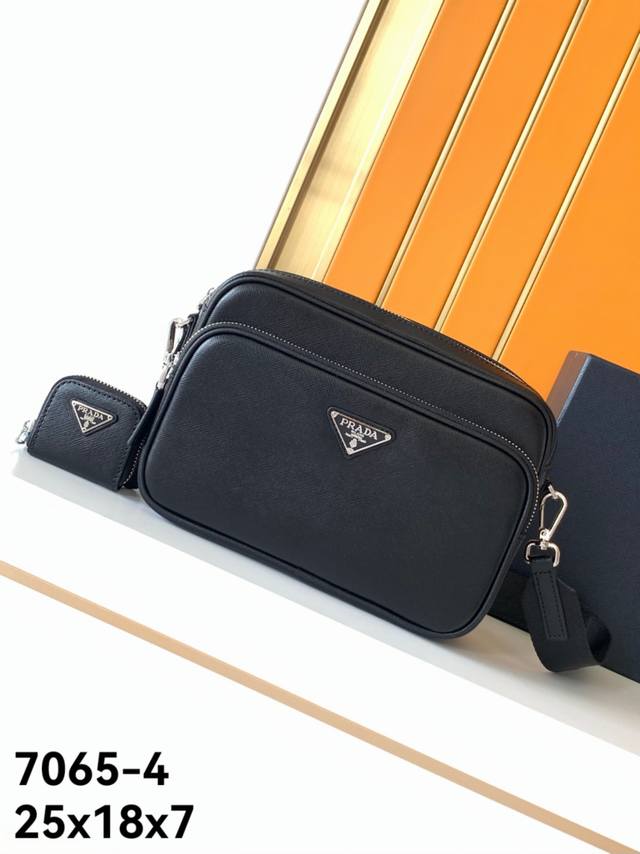 斜挎包型号：7065-4#顶级原单货普拉专柜最新款，高端大气，时尚有品味，西班牙纹皮，，手感柔软厚度足耐磨性好，多隔层配有电脑隔层，超级实用，专柜高清刻印Log
