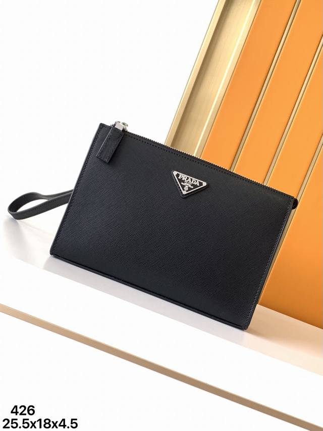 手包原单：426#顶级原单货普拉达专柜最新款，高端大气，时尚有品味，头层鹿皮，密码锁质感高端大气，超级实用，专柜高清最新Logo伍金配件。尺寸：25.5X18X