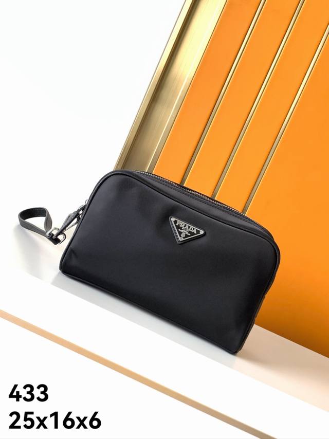 手包原单：433#顶级原单货普拉达专柜最新款，高端大气，时尚有品味，防水布配头层牛皮，质感高端大气，超级实用，专柜高清最新Logo伍金配件。尺寸：25X16X6