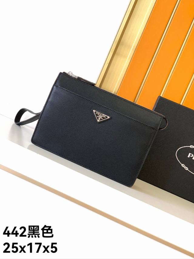 手包原单：442#黑色顶级原单货普拉达专柜最新款，高端大气，时尚有品味，头层牙签纹皮，质感高端大气，超级实用，专柜高清最新Logo伍金配件。尺寸：25X17X5