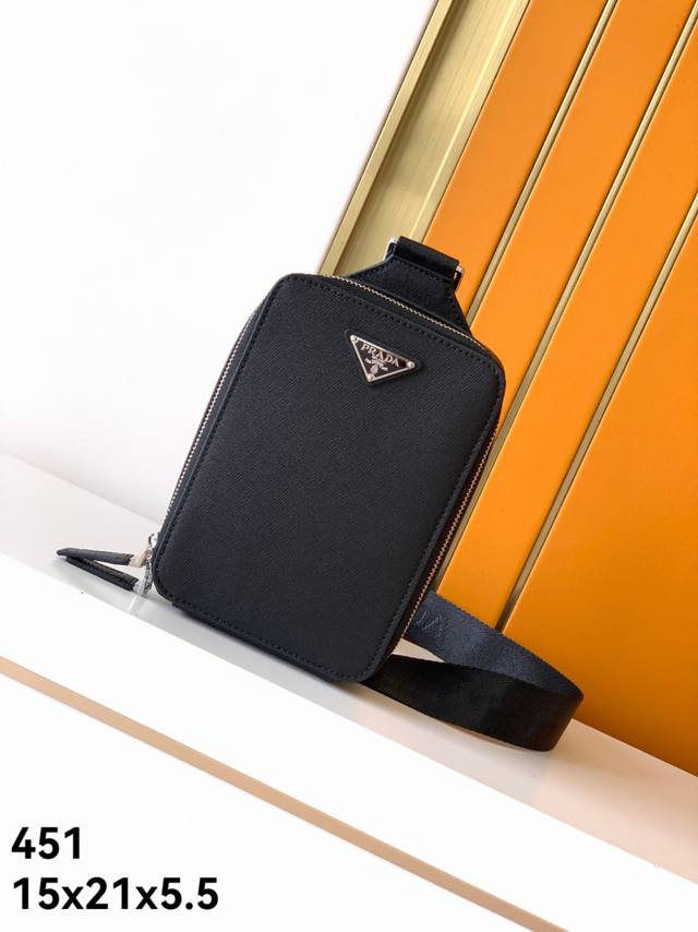 型号：451#顶级原版货专柜流行款，高端大气，时尚有品味，头层牛皮，手感好面料舒适有档次，专柜标准布，超级实用，专柜五金配件，绝对上品。尺寸：15X21X5.5
