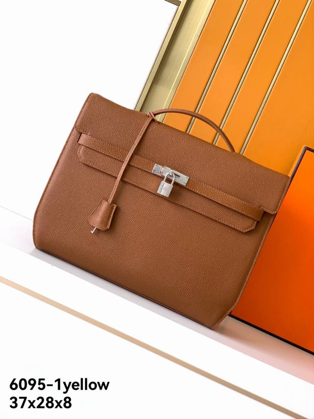 新款公文包型号：6095-1#黄色顶级原单货爱玛意大利专用头层牛皮，手感超级柔软细腻，质感高端有档次，专柜同款，绝对高端货。高纤维布裡，专柜五金配件，质量超赞。